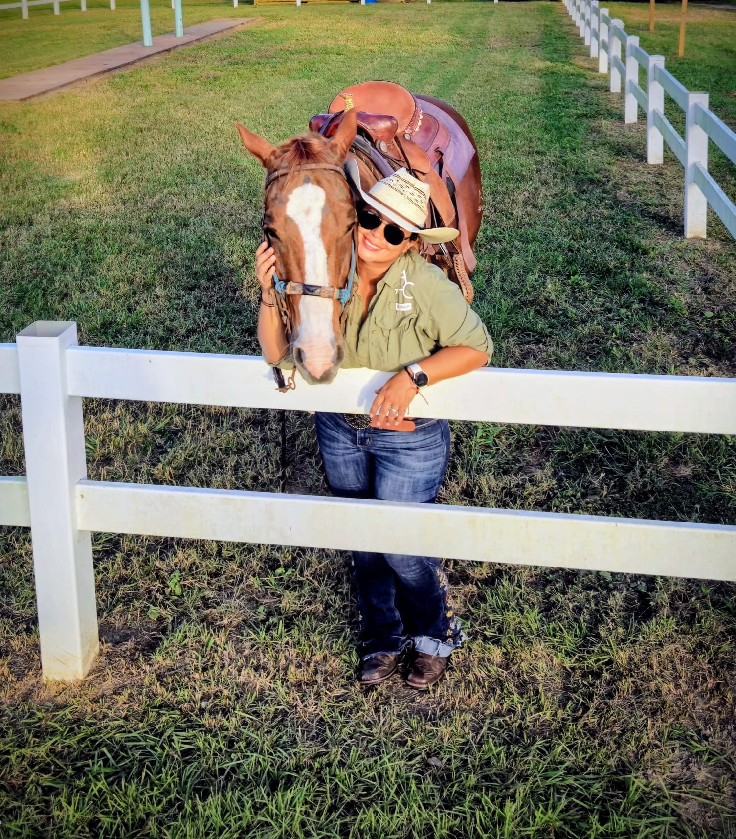 Luisana abrazando caballo en el rancho