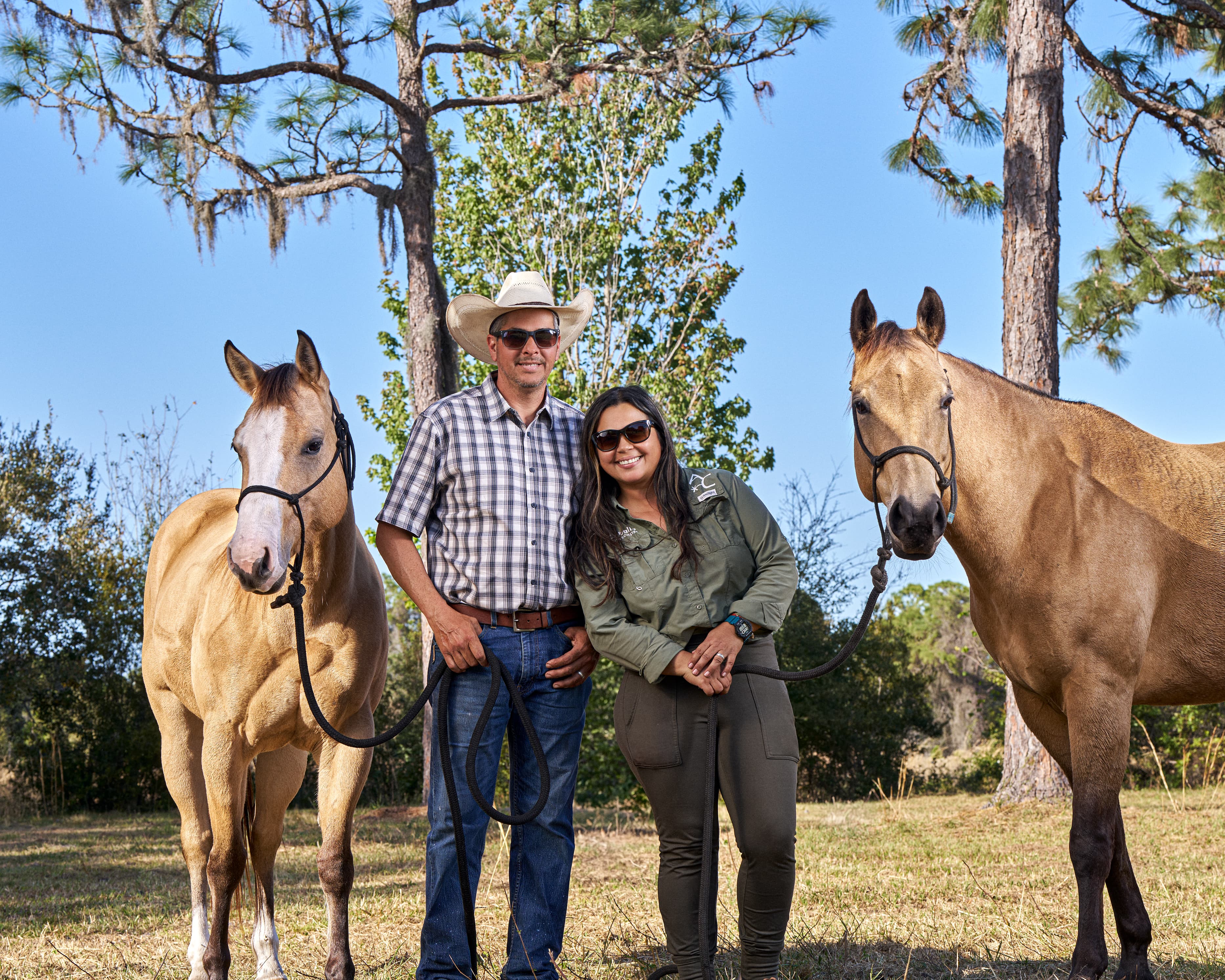 Álvaro y Luisana con caballos palominos