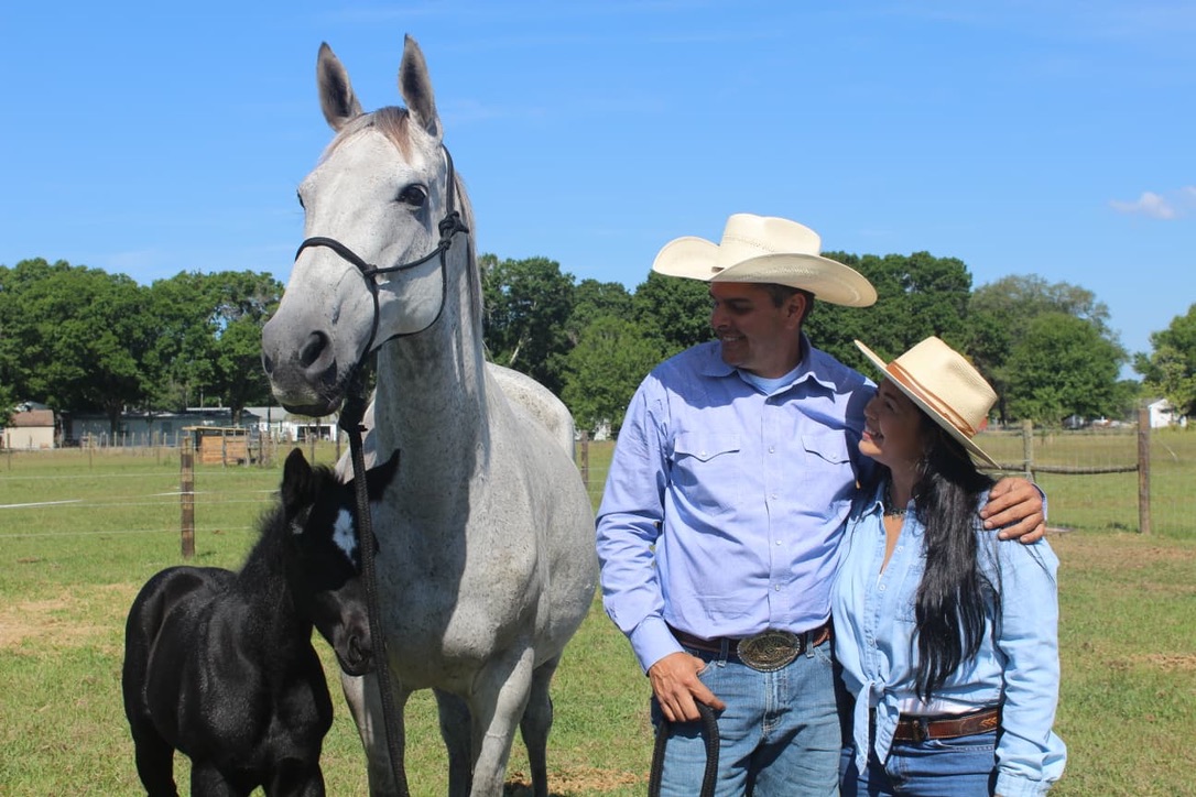 Álvaro y Luisana con yegua blanca y potro negro