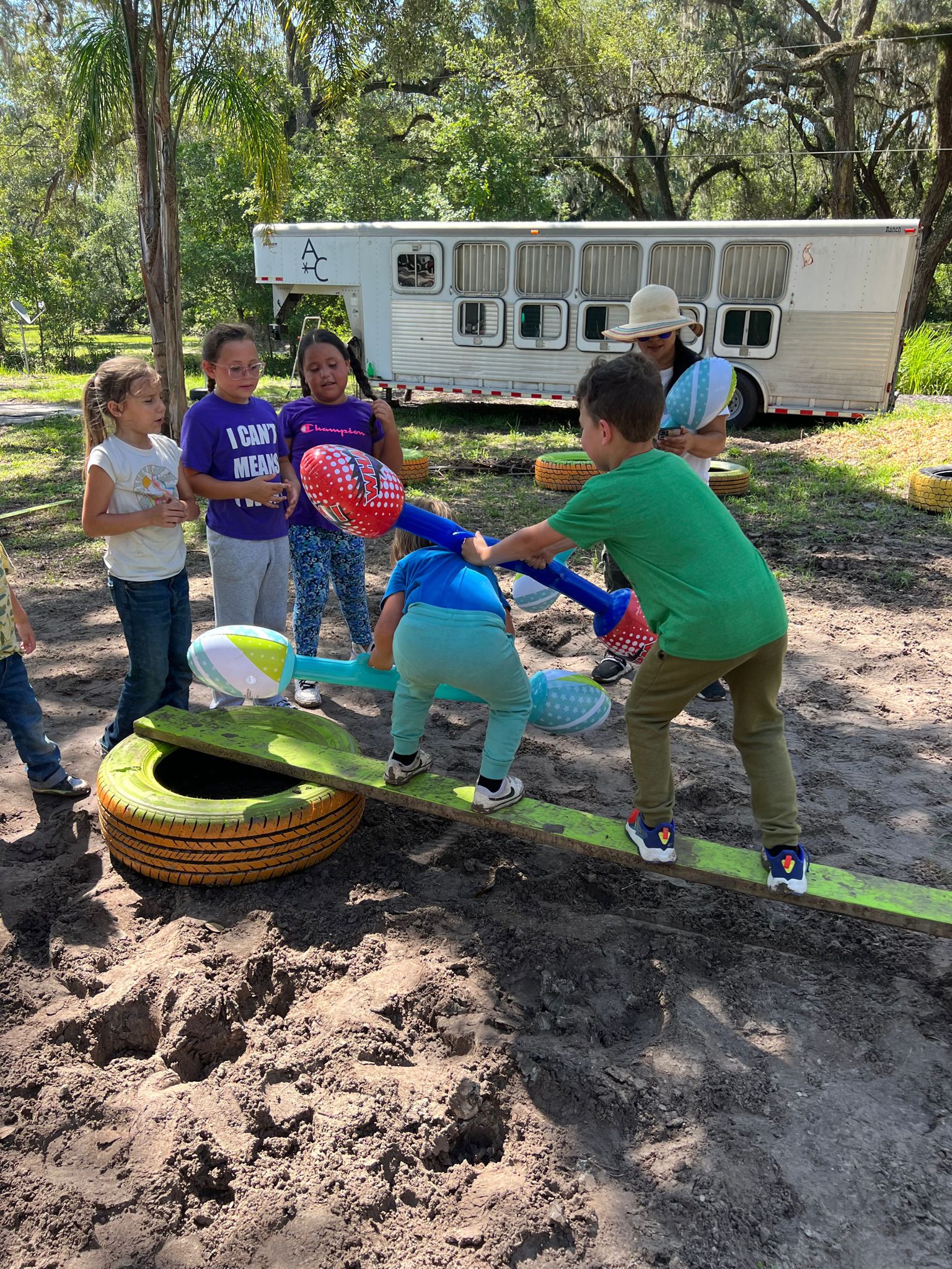 Niños disfrutando en el rancho